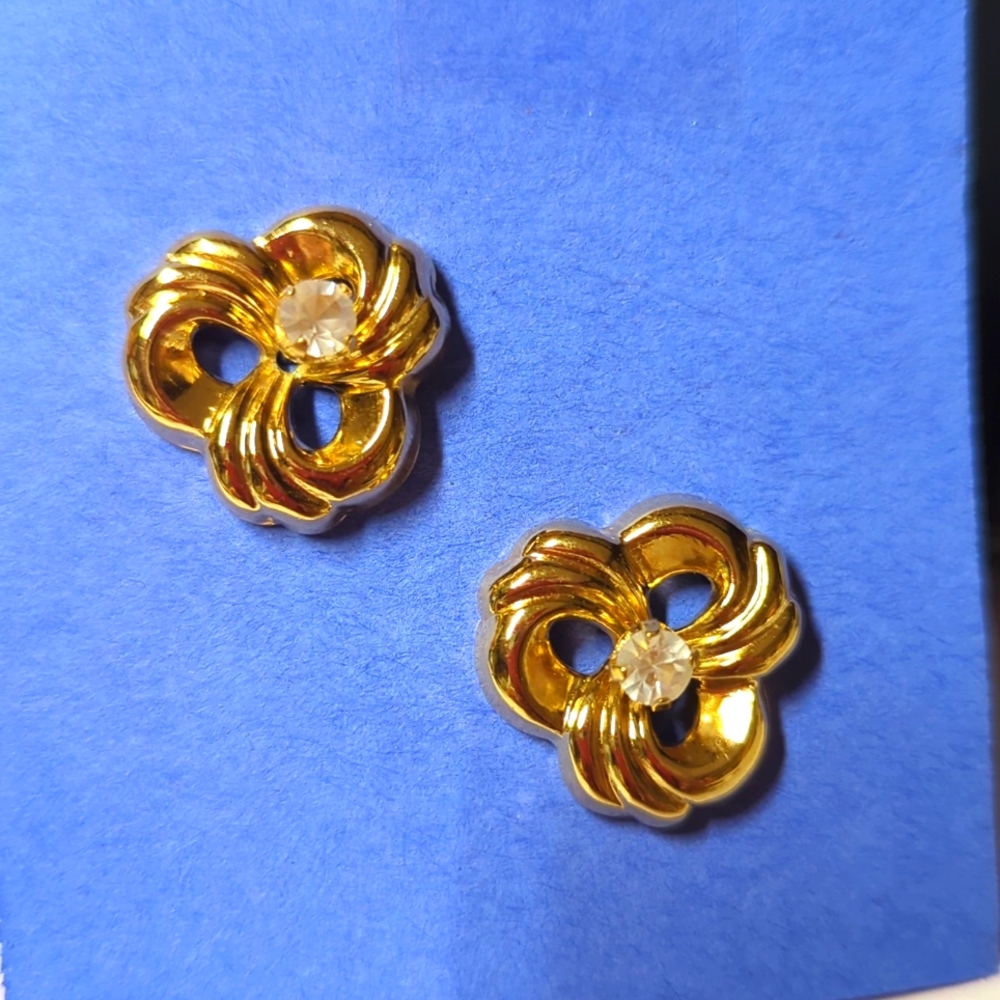 Vtg Avon pierced earrings